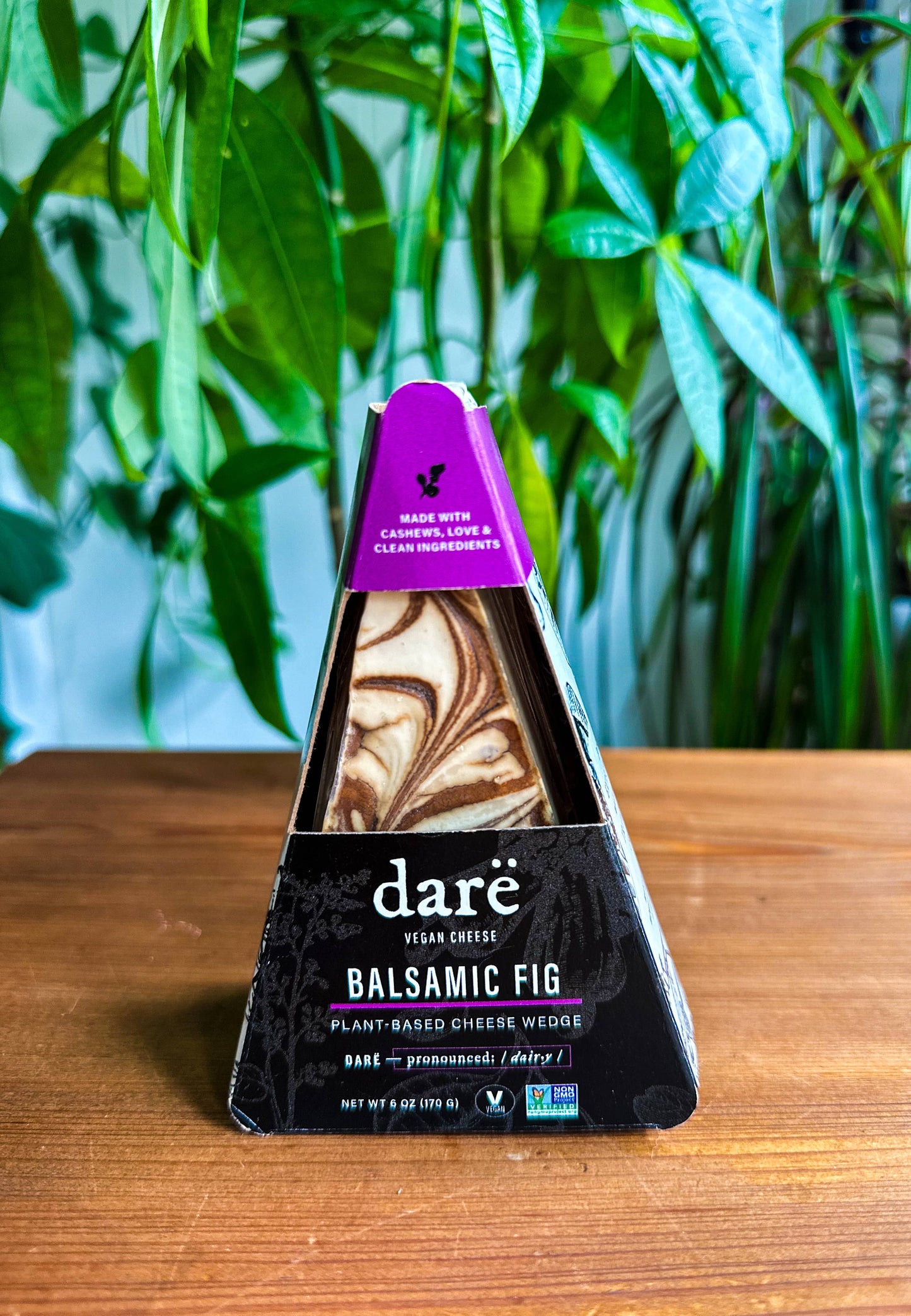 Darë Balsamic Fig Plant-Based Cheese Wedge